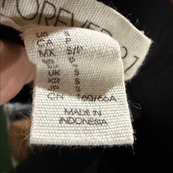 Classic Black Capri Leggings - Picture 4 of 4